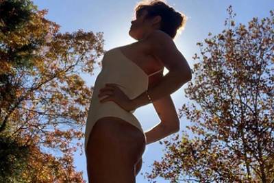51-летняя супермодель снялась в купальнике на природе и восхитила поклонников