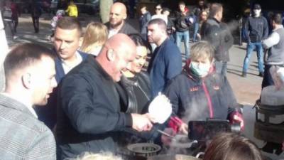 Полиция возбудила дело на кандидата в мэры Винницы от ОПЗЖ экс-боксера Узелкова: кормил избирателей гречкой