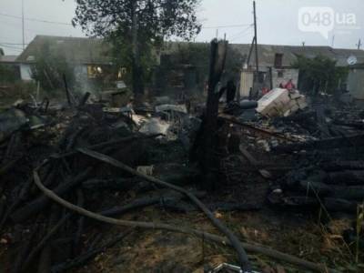 В Одесской области ночью сгорели 2-этажный дом, автомобиль и сарай: погибла женщина