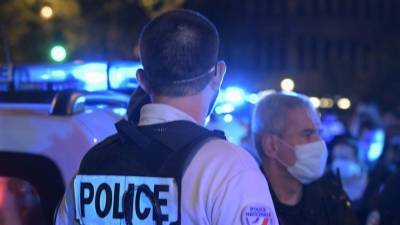 Мужчина обезглавил профессора и напал на полицейских на окраине Парижа