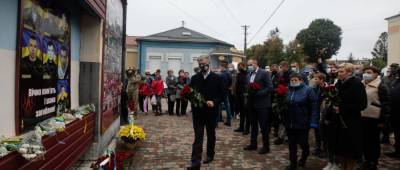 Вечный почет: Петр Порошенко на Ровенщине возложил цветы к памятнику Героям Украины