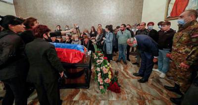 Пашинян присутствовал на панихиде по погибшему армянскому солдату