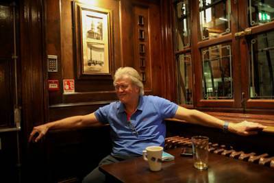 «Самый откровенный бармен» Великобритании отчитал власти и вспомнил 1984 год