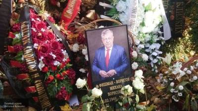 Могила ведущего "Русского лото" Михаила Борисова утопает в цветах