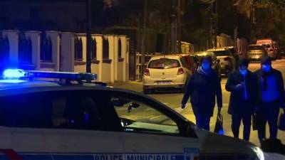 В пригороде Парижа у одной из школ был застрелен преступник,который ранее обезглавил преподавателя