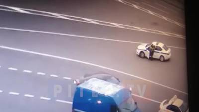 Пранкер пробежался по полицейскому автомобилю на площади Восстания