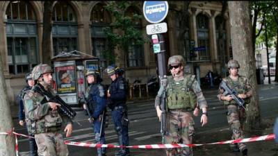 Террорист обезглавил учителя в пригороде Парижа