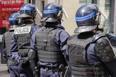 Полиция проводит обыски у подозреваемого в убийстве учителя под Парижем