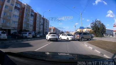 Водитель "Тойоты" не заметил белый "Ниссан" и устроил ДТП на улице Емельянова