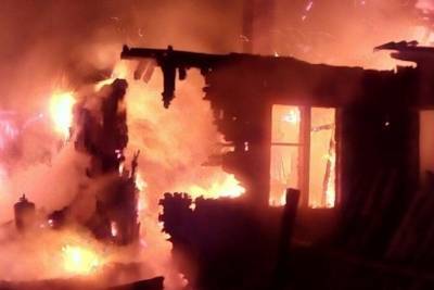 Вечером в Ивановской области сгорел большой нежилой дом