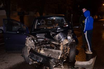 Пассажирку выбросило на дорогу: в Днепре Mercedes врезался в столб (фото и видео)