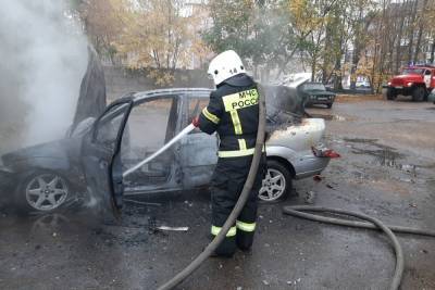 В Сафоново во дворе одного из домов загорелся автомобиль