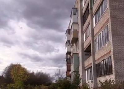 Не было денег на перила: 1,5-годовалый малыш упал с балкона в Подмосковье и покалечился