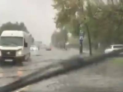 В утреннем потопе в Киеве машины «плавали» в огромных лужах