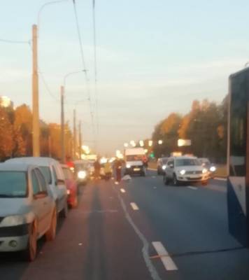 На Суздальском иномарка сбила автоледи, осматривавшую свою машину после ДТП