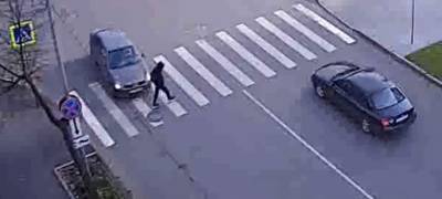 Водитель на полном ходу сбил пешехода на "зебре" в центре Петрозаводска (ВИДЕО)