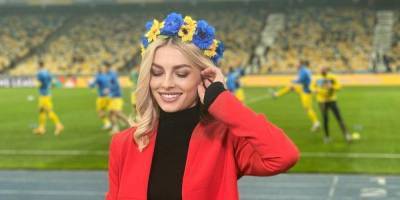 «Ангел, упавший с неба». Жена футболиста сборной Украины попозировала в коротком платье на сеновале — фото