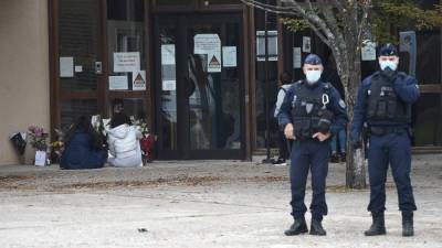 Премьер Франции пообещал решительную реакцию властей на убийство учителя