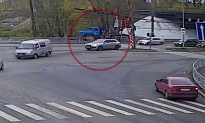 Грузовик снес ограждение и выехал на тротуар в Петрозаводске
