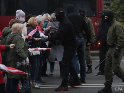 Белорусские силовики пригрозили "гуманно" применять огнестрельное оружие к протестующим