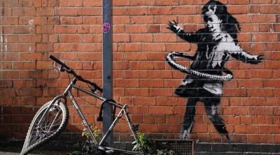 В Великобритании появилось новое граффити Бэнкси — и, возможно, местные жители видели лицо художника