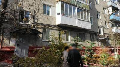 Жительница Саратова выбросила с четвертого этажа своих детей