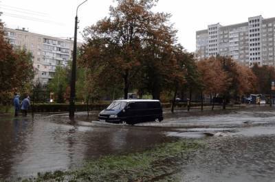 Авто превратились в лодки: в Киеве из-за сильного дождя затопило множество улиц (видео)