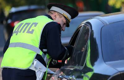 Смоленские дорожные полицейский останавливают все машины