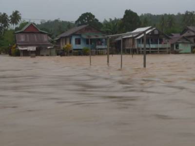 Мощное наводнение затронуло более пяти тысяч человек в Индонезии