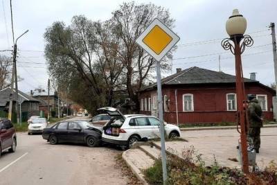 В Бежецке Тверской области две иномарки не поделили перекресток