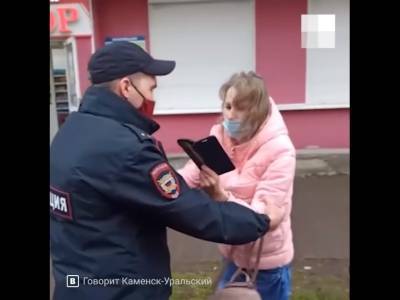 На Урале полиция силой увезла в участок женщину, которая пришла в магазин без маски