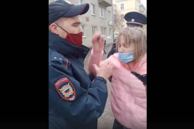 На Урале полицейские скрутили девушку, поздно надевшую маску