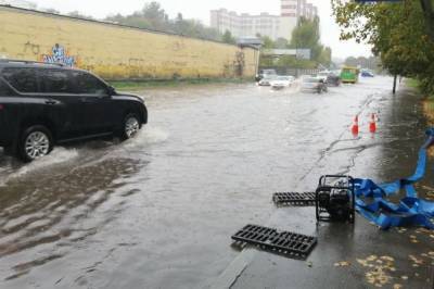 Непогода в Киеве: Из-за ливня подтапливает улицы и автомобили, - фото, видео