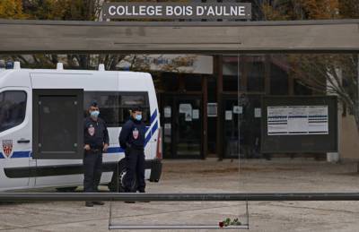 Стало известно имя 18-летнего подозреваемого в убийстве учителя во Франции