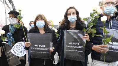 Во Франции убитый учитель будет похоронен с государственными почестями