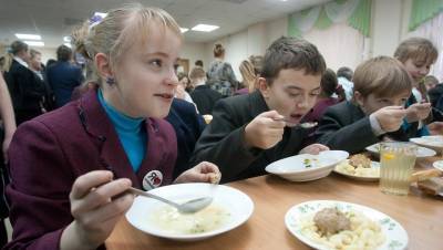 Для школ Петербурга разработают единый стандарт питания