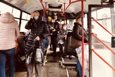 Пассажиров псковских автобусов проверили на наличие масок