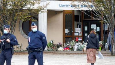 Во Франции объяснили предоставление убежища семье напавшего на учителя