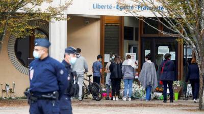 «Был неизвестен спецслужбам»: предполагаемый убийца учителя под Парижем имел статус беженца