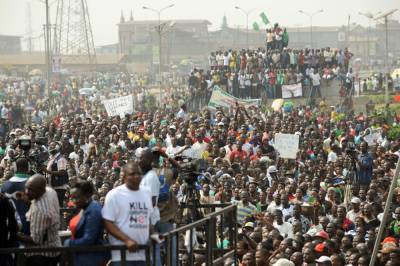 В крупнейших городах Нигерии проходят демонстрации против насилия со стороны полиции