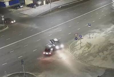 ДТП на ровном месте. Две машины ударились на проспекте Победы (видео)