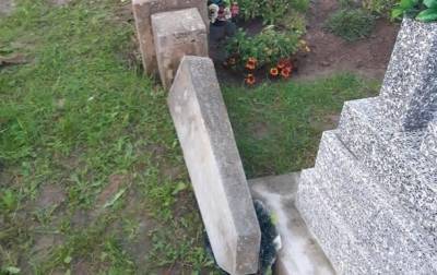 На Закарпатье подростки устроили погром на кладбище