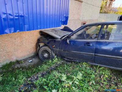 Водитель "Хонды" врезался в жилой дом в Аниве