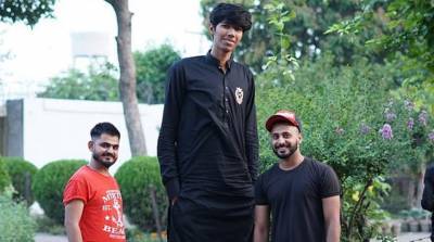 Пакистанец вырос до рекордных 231 сантиметра, и мало кто может дать ему пять сверху