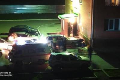Иномарка в Бердске вдавила женщину в стену дома: погибла на месте