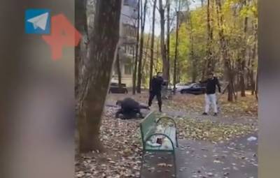 Алкоголики избили полицейских на детской площадке в Москве
