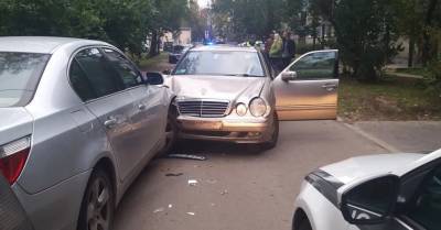 ФОТО: Пьяный водитель "Мерседеса" разбил восемь машин в Кенгарагсе