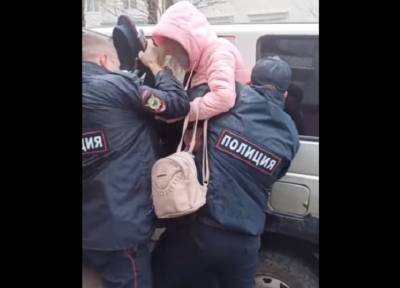 Грубо скрутили: девушку на Урале задержала полиция из-за не надетой маски