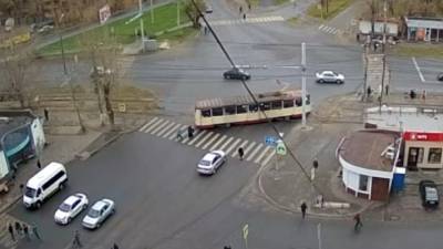 "Дрифтующий" трамвай едва не сбил пешехода в Челябинске. Видео