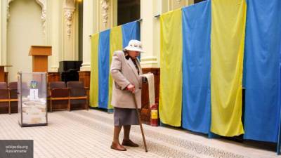 Украинские кандидаты на выборах подкупают избирателей яйцами и пакетами